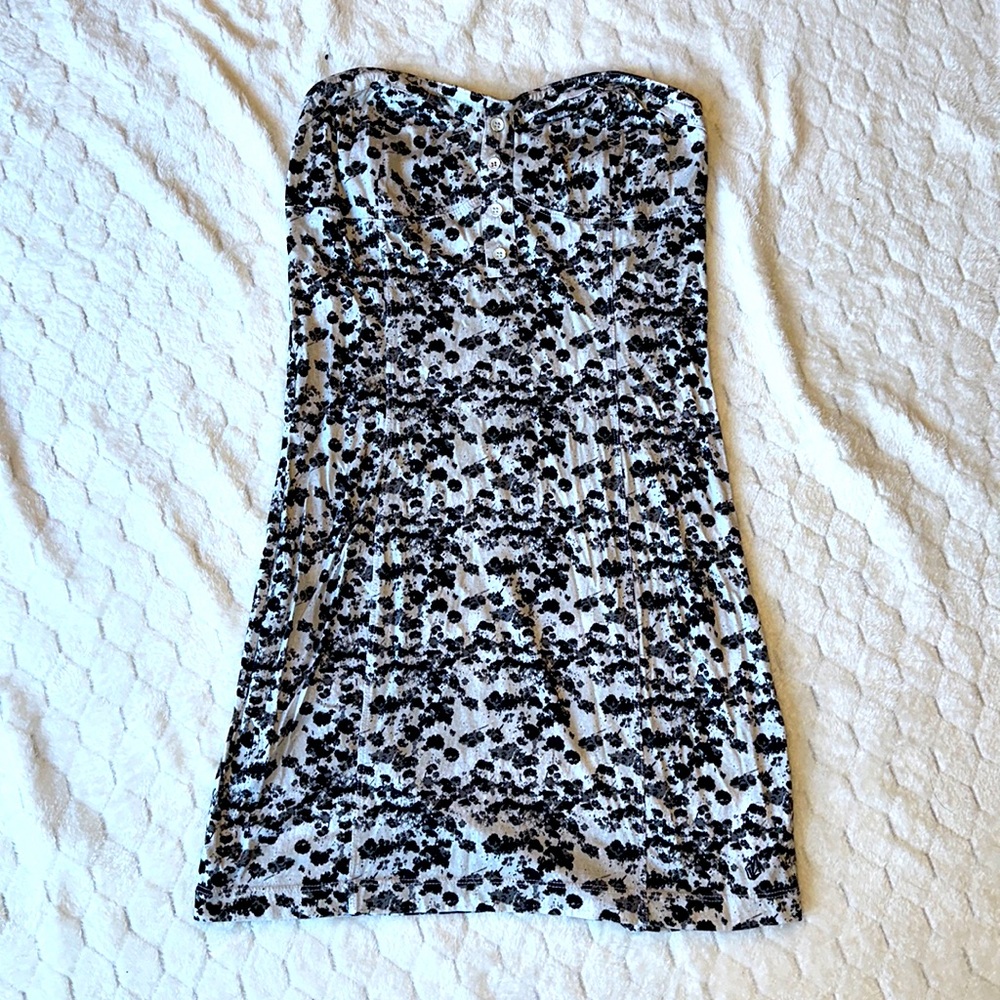 Strapless VolCom dress. Stays up with a sticky strip on top